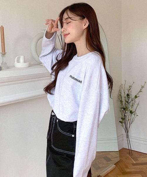 muahmuah(ムーアムーア)の「A'GEM/9 × .kom『muah muah/ムーアムーア』SIGNATURE LOGOLINE T-SHIRT/シグネチャー ロゴライン ロングスリーブTシャツ(Tシャツ/カットソー・レディース・アイボリー/ブラック/グレー/ライトブルー/インディゴブルー/ホワイト・FREE)」の4枚目の写真