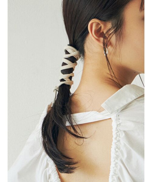 MURUA（ムルーア）の「ヘアーワイヤーリボン（ヘアゴム・レディース・カーキ/アイボリー・FREE）」の2枚目の写真