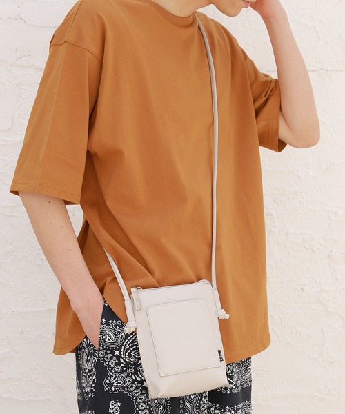 LAKOLE(ラコレ)の「フェイクレザー縦型ミニショルダーバッグ / 939075(ショルダーバッグ・メンズ・サンドグレー/ブラック/ライトブルー・FREE)」の3枚目の写真