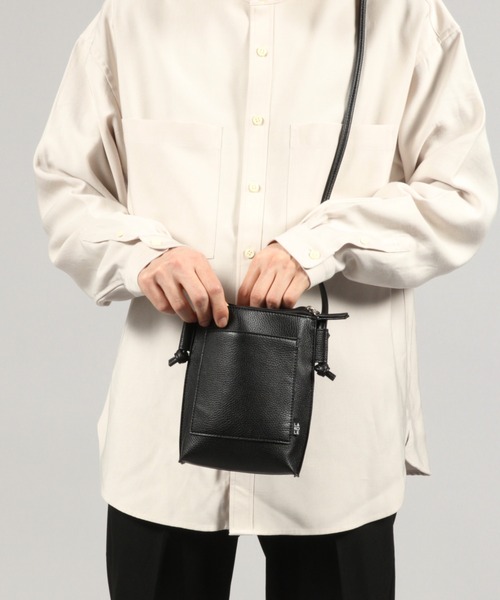 LAKOLE(ラコレ)の「フェイクレザー縦型ミニショルダーバッグ / 939075(ショルダーバッグ・メンズ・サンドグレー/ブラック/ライトブルー・FREE)」の10枚目の写真