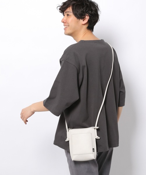 LAKOLE(ラコレ)の「フェイクレザー縦型ミニショルダーバッグ / 939075(ショルダーバッグ・メンズ・サンドグレー/ブラック/ライトブルー・FREE)」の5枚目の写真