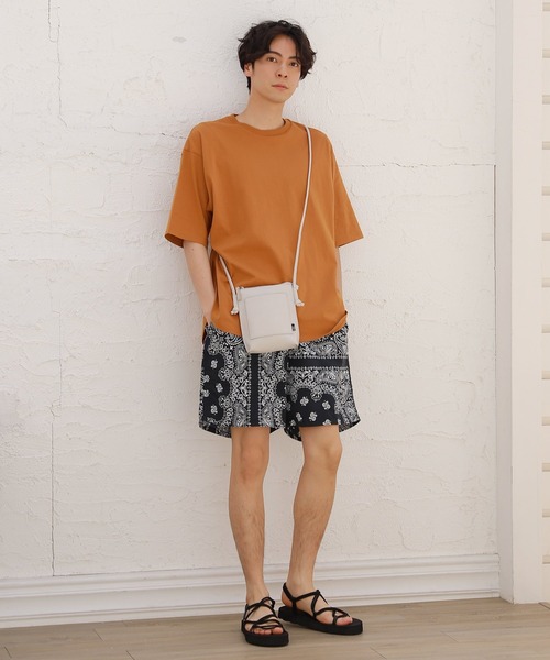 LAKOLE(ラコレ)の「フェイクレザー縦型ミニショルダーバッグ / 939075(ショルダーバッグ・メンズ・サンドグレー/ブラック/ライトブルー・FREE)」の4枚目の写真