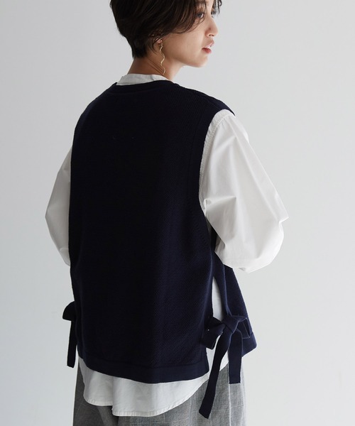 OMNES（オムネス）の「鹿の子コットンニットサイドリボンベスト（ベスト・レディース・ブラック/ネイビー/ブラウン/アイボリー/グリーン系その他・FREE）」の5枚目の写真