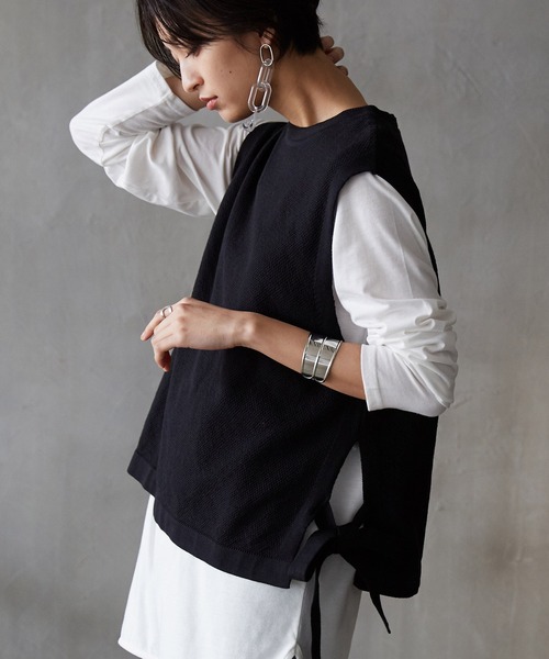 OMNES（オムネス）の「鹿の子コットンニットサイドリボンベスト（ベスト・レディース・ブラック/ネイビー/ブラウン/アイボリー/グリーン系その他・FREE）」の3枚目の写真