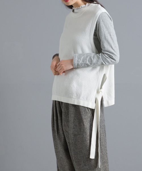 OMNES（オムネス）の「鹿の子コットンニットサイドリボンベスト（ベスト・レディース・ブラック/ネイビー/ブラウン/アイボリー/グリーン系その他・FREE）」の6枚目の写真