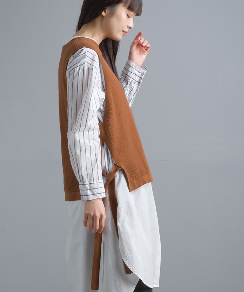 OMNES（オムネス）の「鹿の子コットンニットサイドリボンベスト（ベスト・レディース・ブラック/ネイビー/ブラウン/アイボリー/グリーン系その他・FREE）」の9枚目の写真