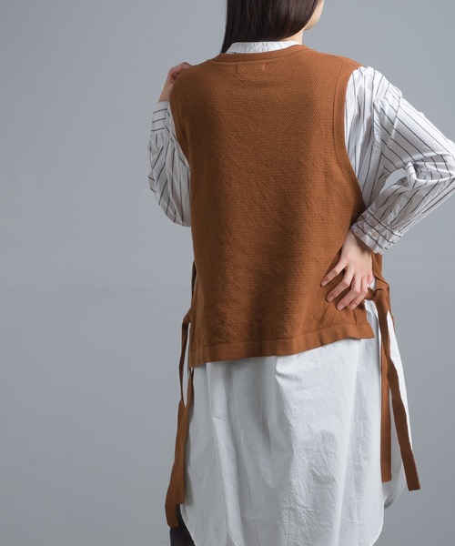 OMNES（オムネス）の「鹿の子コットンニットサイドリボンベスト（ベスト・レディース・ブラック/ネイビー/ブラウン/アイボリー/グリーン系その他・FREE）」の10枚目の写真