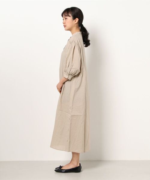 Monocoro toppi（モノコロトッピ）の「サイドボタンスリット シャツワンピース（シャツワンピース・レディース・ベージュ/オフホワイト/モカ・M）」の4枚目の写真
