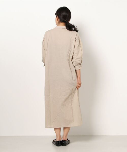 Monocoro toppi（モノコロトッピ）の「サイドボタンスリット シャツワンピース（シャツワンピース・レディース・ベージュ/オフホワイト/モカ・M）」の5枚目の写真