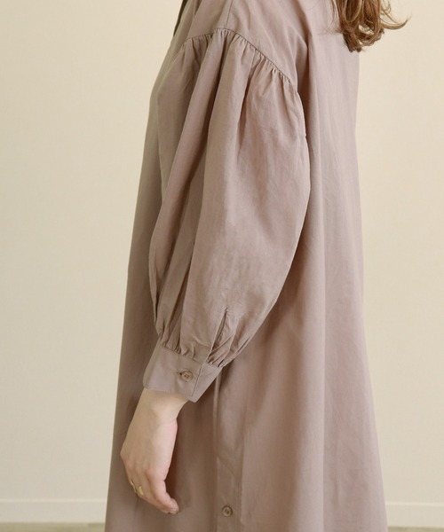 Monocoro toppi（モノコロトッピ）の「サイドボタンスリット シャツワンピース（シャツワンピース・レディース・ベージュ/オフホワイト/モカ・M）」の9枚目の写真