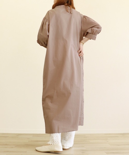 Monocoro toppi（モノコロトッピ）の「サイドボタンスリット シャツワンピース（シャツワンピース・レディース・ベージュ/オフホワイト/モカ・M）」の19枚目の写真