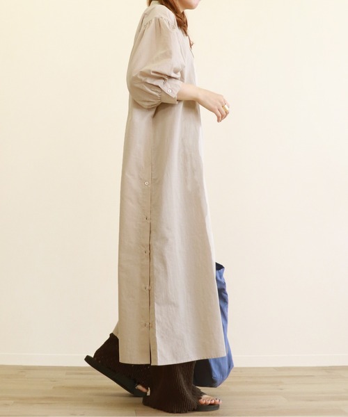 Monocoro toppi（モノコロトッピ）の「サイドボタンスリット シャツワンピース（シャツワンピース・レディース・ベージュ/オフホワイト/モカ・M）」の22枚目の写真