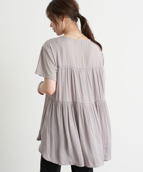 earth music&ecology(アースミュージックアンドエコロジー)の「バックティアードチュニック *(Tシャツ/カットソー・レディース・アイボリー/グレイッシュベージュ/ブラック・FREE)」の3枚目の写真