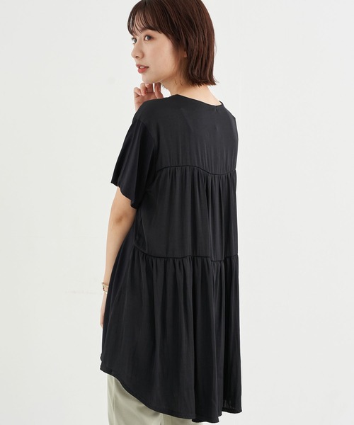 earth music&ecology(アースミュージックアンドエコロジー)の「バックティアードチュニック *(Tシャツ/カットソー・レディース・アイボリー/グレイッシュベージュ/ブラック・FREE)」の2枚目の写真