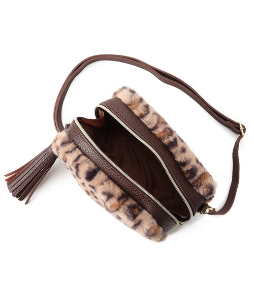 DRESKIP（ドレスキップ）の「◆フェイクファーキューブショルダー（ショルダーバッグ・レディース・チャコールグレー/ブラウン系その他/ライトベージュ/ブラック系3/ブラウン系1/アイボリー・00）」の7枚目の写真