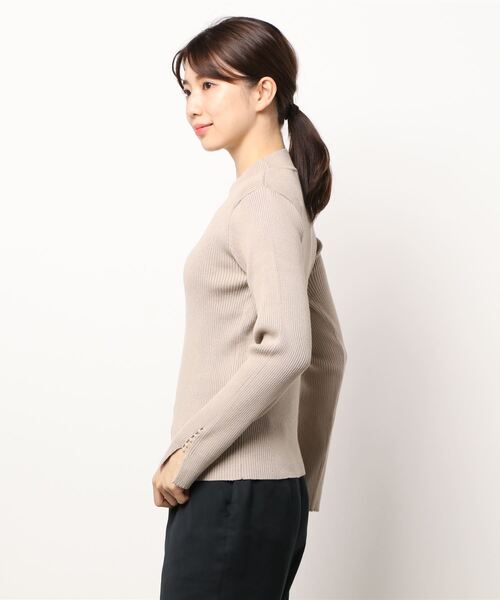 Te chichi(テチチ)の「袖口スカラップパール付リブニット(ニット/セーター・レディース・ブラック/ベージュ/ブラウン/チャコール・フリ-)」の5枚目の写真