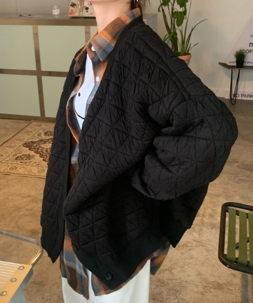 MANGROVE（マングローブ）の「ノーカラーキルティングブルゾン（ブルゾン・レディース・カーキ/ブラック・FREE）」の2枚目の写真