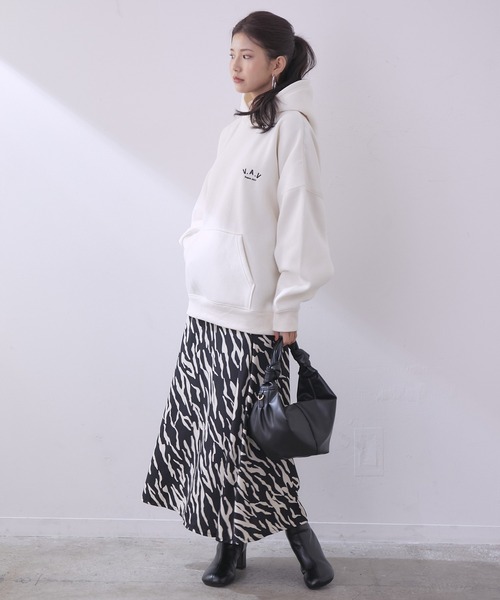 vis-`a-vis(ビサビ)の「【WEB限定】VAV刺繍バックロゴ裏起毛フーディ(パーカー・レディース・キナリ/ブラウン系その他3/チャコールグレー/ピンク・FREE)」の7枚目の写真