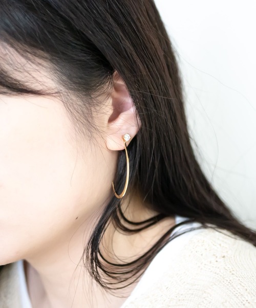 Blanche(ブランシュ)の「Blanche ブランシュ フープデザインクリアストーンピアス Rouje(ルージュ) GOLD(ピアス(両耳用)・レディース・ゴールド・FREE)」の6枚目の写真