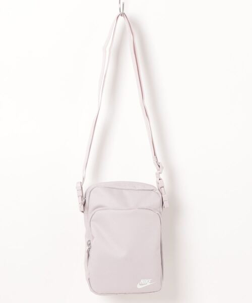 NIKE(ナイキ)の「《NIKEアパレル》ナイキ NK HERITAGE CROSSBODY-FA21(ボディバッグ/ウエストポーチ・レディース・ブラック/パープル系その他/オレンジ/ライラック/スモークグレー/ベージュ系/オレンジ系その他/ブラウン・フリー)」の5枚目の写真