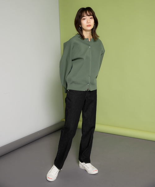 KBF（ケイビーエフ）の「センタープレスストレートデニム（デニムパンツ・レディース・ブラック/ネイビー/ナチュラル・38/36）」の13枚目の写真