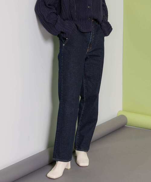 KBF（ケイビーエフ）の「センタープレスストレートデニム（デニムパンツ・レディース・ブラック/ネイビー/ナチュラル・38/36）」の18枚目の写真