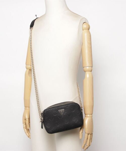 Guess（ゲス）の「HELAINA Crossbody Camera（ショルダーバッグ）」 WEAR
