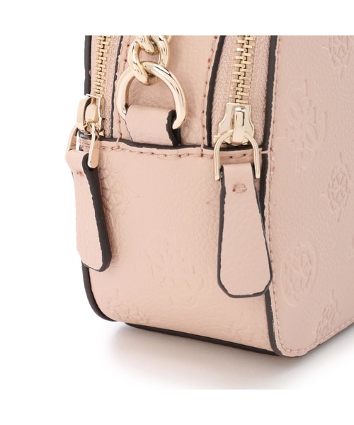 Guess（ゲス）の「HELAINA Crossbody Camera（ショルダーバッグ）」 WEAR