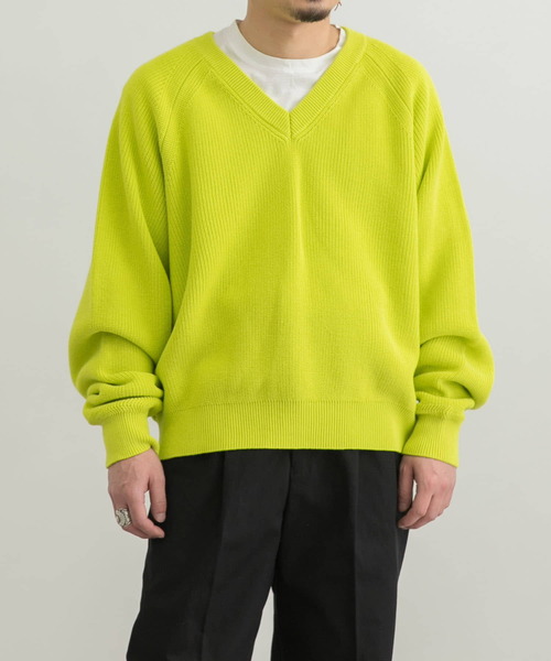 URBAN RESEARCH（アーバンリサーチ）の「カラーボリュームVネックニット（ニット/セーター・メンズ・ブラック/ピンク/イエロー系その他/グリーン系その他・LARGE/MEDIUM）」の11枚目の写真