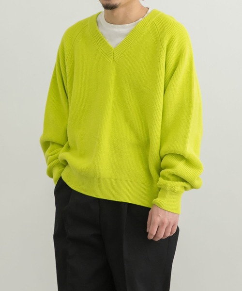 URBAN RESEARCH（アーバンリサーチ）の「カラーボリュームVネックニット（ニット/セーター・メンズ・ブラック/ピンク/イエロー系その他/グリーン系その他・LARGE/MEDIUM）」の12枚目の写真