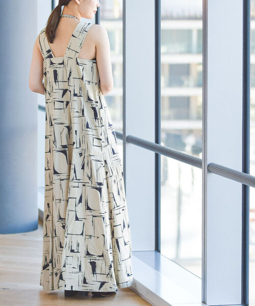 Ray BEAMS(レイビームス)の「RBS / プリント Vネック ワンピース(ワンピース・レディース・ブラウン/ベージュ・1/0)」の14枚目の写真