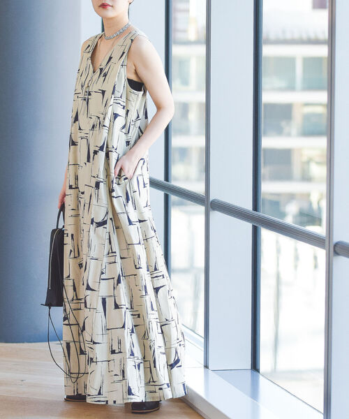 Ray BEAMS(レイビームス)の「RBS / プリント Vネック ワンピース(ワンピース・レディース・ブラウン/ベージュ・1/0)」の15枚目の写真