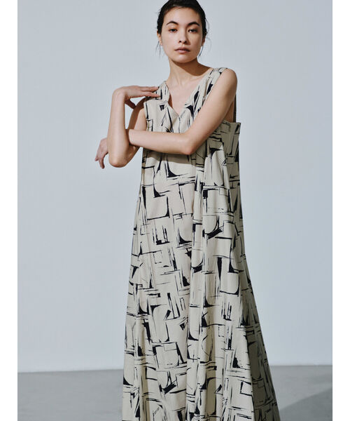 Ray BEAMS(レイビームス)の「RBS / プリント Vネック ワンピース(ワンピース・レディース・ブラウン/ベージュ・1/0)」の8枚目の写真