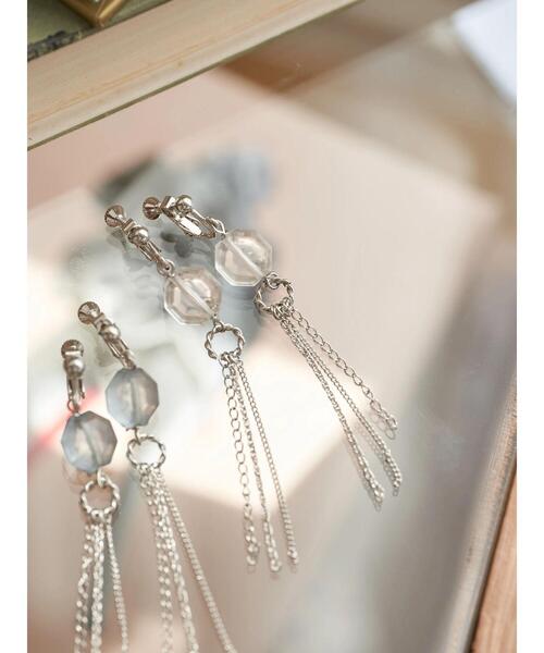 earth music&ecology(アースミュージックアンドエコロジー)の「マットカラーフリンジイヤリング(イヤリング・レディース・クリア/ブルーグレー・FREE)」の2枚目の写真