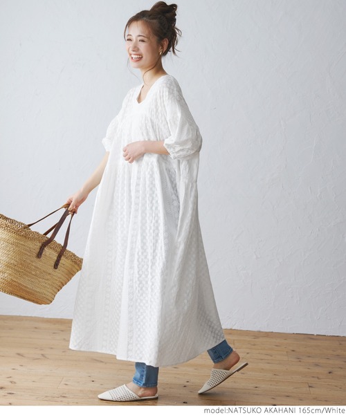 coca(coca)(コカ)の「エンブロイダリーVネックワンピース(ワンピース・レディース・ホワイト/ライトグリーン・ONE SIZE)」の3枚目の写真