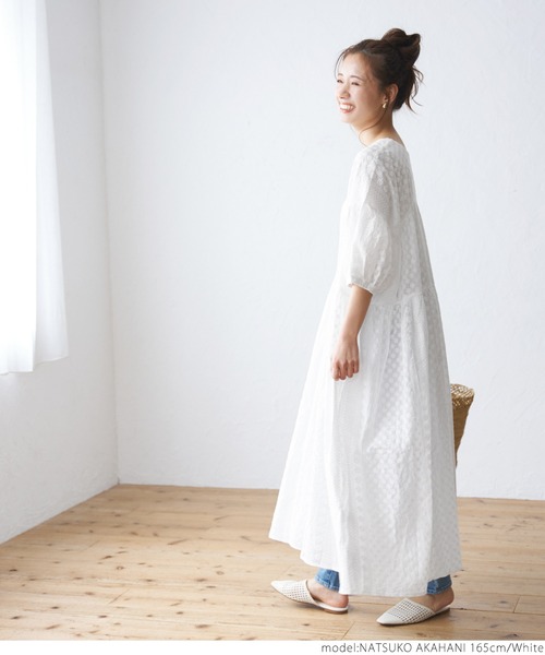 coca(coca)(コカ)の「エンブロイダリーVネックワンピース(ワンピース・レディース・ホワイト/ライトグリーン・ONE SIZE)」の4枚目の写真