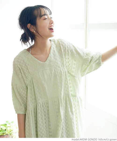 coca(coca)(コカ)の「エンブロイダリーVネックワンピース(ワンピース・レディース・ホワイト/ライトグリーン・ONE SIZE)」の12枚目の写真