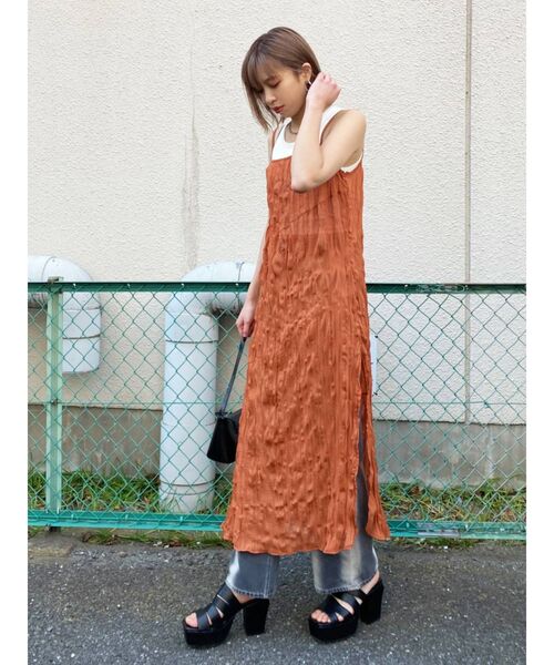 EMODA（エモダ）の「バイアスシアーキャミソールワンピース（ワンピース・レディース・オレンジ/ブラック/アイボリー・FREE）」の20枚目の写真