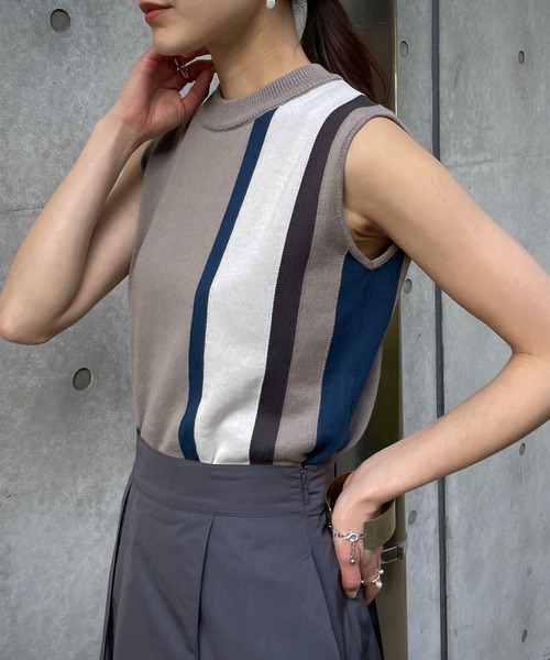 &g'aime（アンジェム）の「【&g’aime】マルチストライプニット（ニット/セーター・レディース・グレー/チャコール/グレイッシュベージュ/ライトグリーン・FREE）」の2枚目の写真