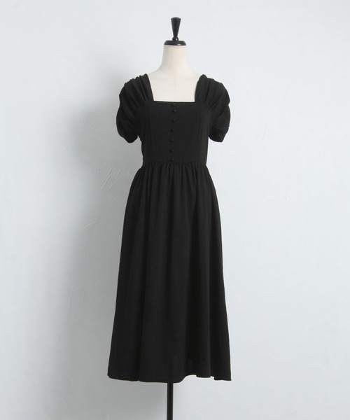 tocco closet（トッコ　クローゼット）の「くるみ飾り釦付きギャザースリーブスクエアネックワンピース（ワンピース・レディース・ブラック・M）」の8枚目の写真