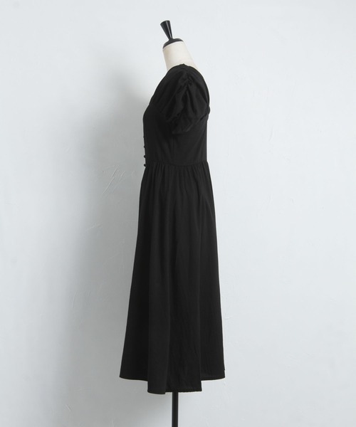 tocco closet（トッコ　クローゼット）の「くるみ飾り釦付きギャザースリーブスクエアネックワンピース（ワンピース・レディース・ブラック・M）」の17枚目の写真