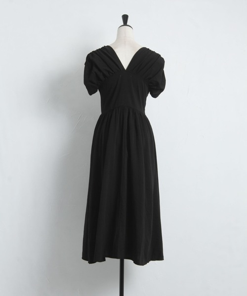 tocco closet（トッコ　クローゼット）の「くるみ飾り釦付きギャザースリーブスクエアネックワンピース（ワンピース・レディース・ブラック・M）」の15枚目の写真