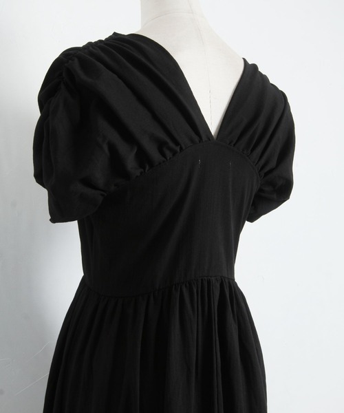 tocco closet（トッコ　クローゼット）の「くるみ飾り釦付きギャザースリーブスクエアネックワンピース（ワンピース・レディース・ブラック・M）」の11枚目の写真