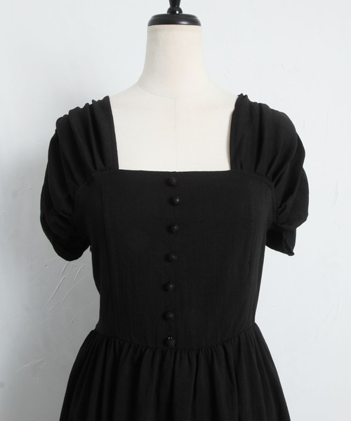 tocco closet（トッコ　クローゼット）の「くるみ飾り釦付きギャザースリーブスクエアネックワンピース（ワンピース・レディース・ブラック・M）」の13枚目の写真