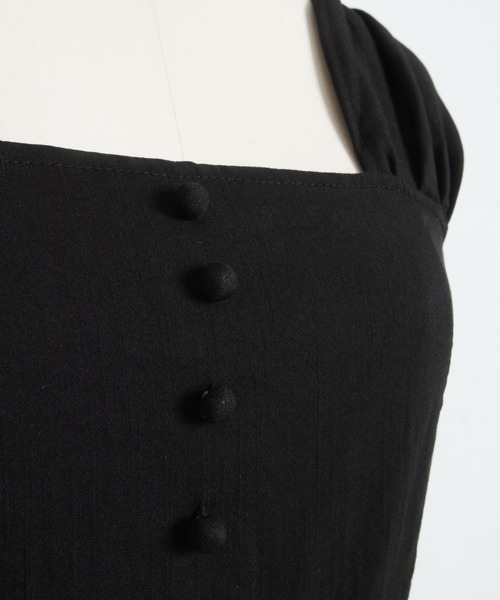 tocco closet（トッコ　クローゼット）の「くるみ飾り釦付きギャザースリーブスクエアネックワンピース（ワンピース・レディース・ブラック・M）」の3枚目の写真