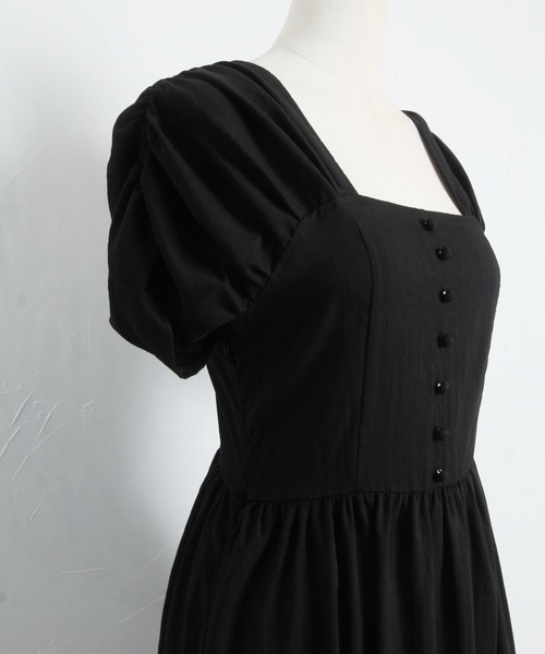 tocco closet（トッコ　クローゼット）の「くるみ飾り釦付きギャザースリーブスクエアネックワンピース（ワンピース・レディース・ブラック・M）」の20枚目の写真