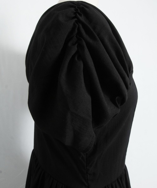 tocco closet（トッコ　クローゼット）の「くるみ飾り釦付きギャザースリーブスクエアネックワンピース（ワンピース・レディース・ブラック・M）」の6枚目の写真