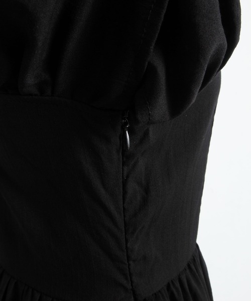 tocco closet（トッコ　クローゼット）の「くるみ飾り釦付きギャザースリーブスクエアネックワンピース（ワンピース・レディース・ブラック・M）」の9枚目の写真