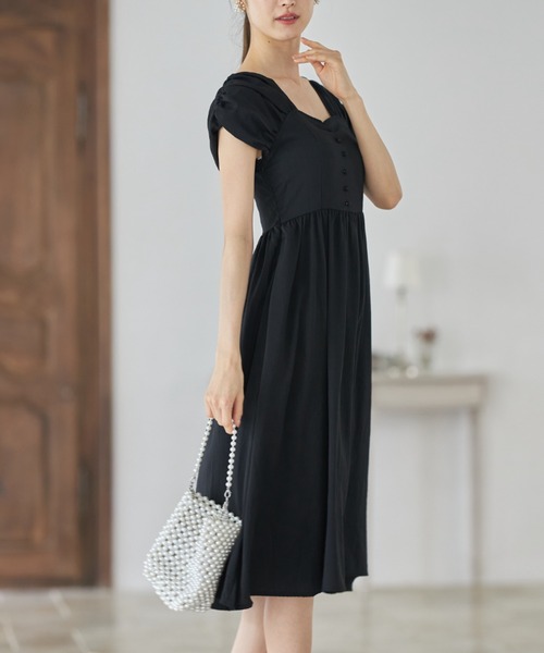 tocco closet（トッコ　クローゼット）の「くるみ飾り釦付きギャザースリーブスクエアネックワンピース（ワンピース・レディース・ブラック・M）」の16枚目の写真