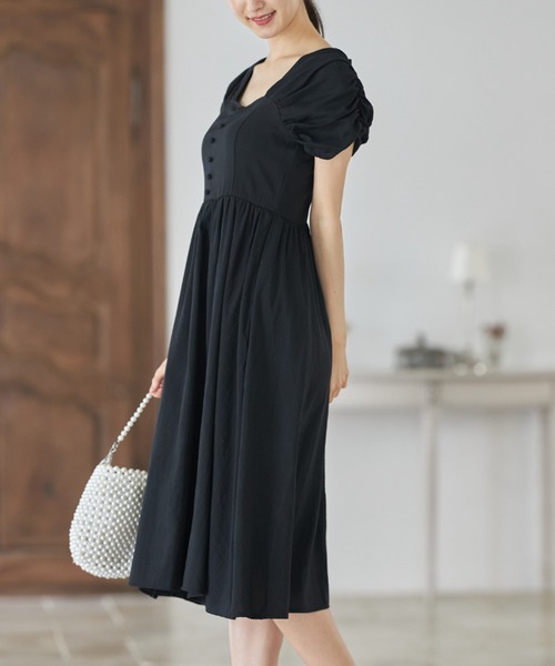 tocco closet（トッコ　クローゼット）の「くるみ飾り釦付きギャザースリーブスクエアネックワンピース（ワンピース・レディース・ブラック・M）」の2枚目の写真